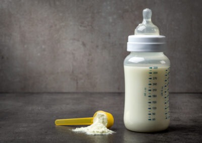 Latte artificiale: l’affare del secolo sulla salute dei neonati