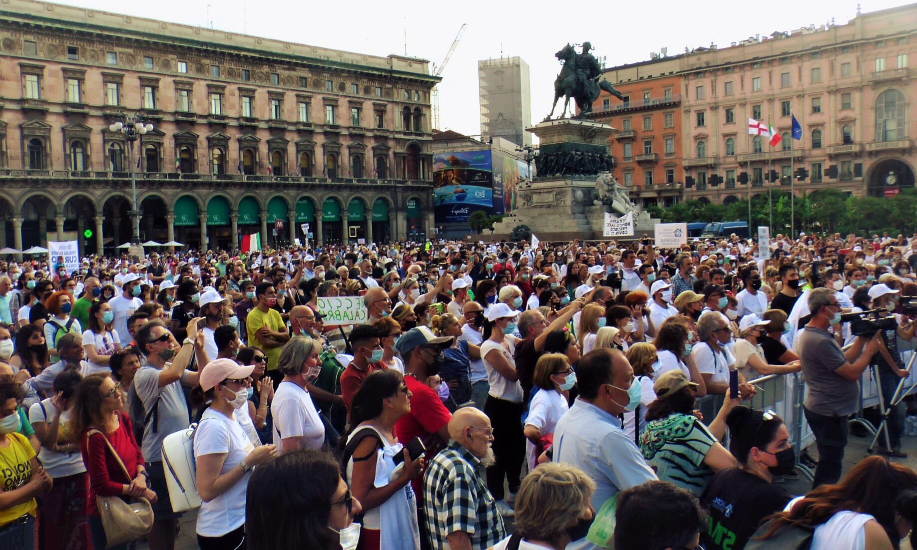 Milano 6 giugno 2021 - Piazza del Duomo. Manifestazione del Comitato per la Terapia Domiciliare Covid-19 