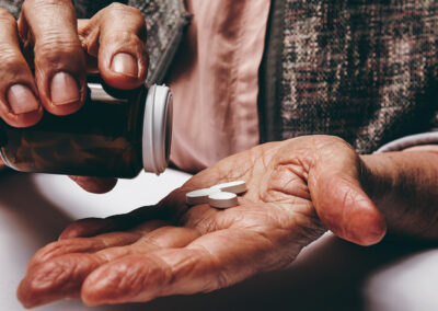 Ridurre i farmaci agli anziani ne migliora la salute