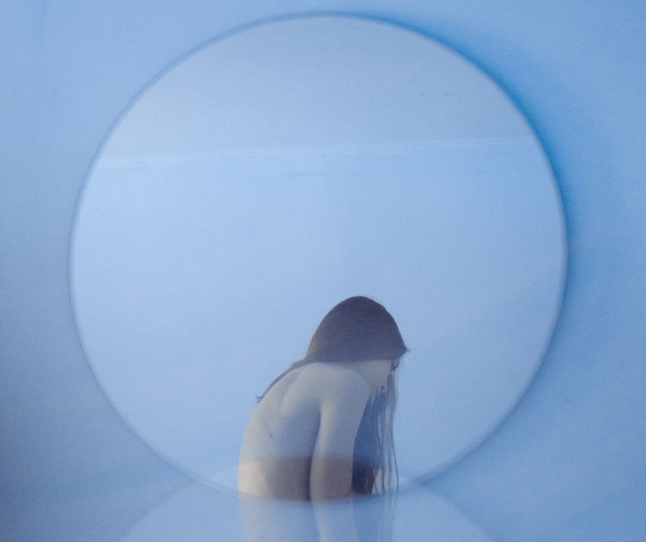 La ferita invisibile dei siti sessisti: la violenza digitale colpisce la psiche