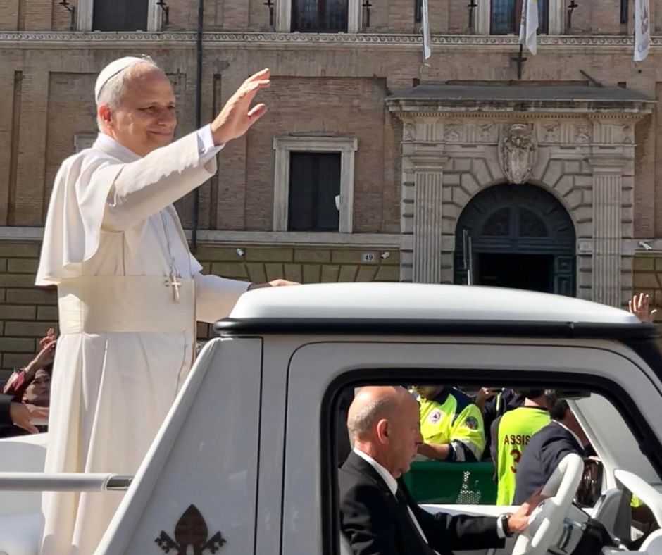 C'è un documento uscito dal Vaticano che non parla di fede, o almeno non solo. Parla di noi. Di come rischiamo di scomparire dentro le macchine che abbiamo costruito, di come la tecnologia possa amplificare o cancellare la libertà, di come il progresso abbia senso solo se resta al servizio della persona. Si chiama Magnifica Humanitas e porta la firma di Papa Leone XIV: è la sua prima enciclica, dedicata interamente alla custodia della persona umana nel tempo dell'intelligenza artificiale. Un testo che ha sorpreso molti, anche fuori dal mondo cattolico. E che, a chi pratica l'Omeopatia, ha detto qualcosa di familiare. La voce del Papa: l'umano prima di tutto Il titolo Magnifica Humanitas richiama la grandezza e la centralità della persona umana. L'enciclica collega tale dignità al suo fondamento: l'essere umano è creato per vivere la propria esistenza nella relazione e nella comunione. Leone XIV non è un luddista, non si oppone alla tecnologia in quanto tale. Il documento parte da un assunto preciso: la tecnologia non è "di per sé un male", ma non è neanche "neutrale". Il problema non è la macchina. Il problema è dimenticare chi siamo mentre la costruiamo. Il cardinale Pietro Parolin, segretario di Stato vaticano, ha fissato la posta in gioco: la sfida più profonda dell'enciclica è "l'asimmetria tra potere tecnico e saggezza morale", poiché la velocità con cui si accumula la potenza tecnologica rischia di superare la capacità delle istituzioni, e persino della coscienza individuale, di orientarla. Il Santo Padre invita a non cedere alla "sindrome di Babele", cioè alla tentazione di costruire un futuro dominato dalla tecnica, dal profitto e dall'omologazione, dimenticando la centralità della persona. E propone invece la via opposta: ricostruire legami, comunità, responsabilità condivise. "Il vero progresso nasce sempre da un cuore aperto all'altro, da un'intelligenza disponibile all'ascolto, da una volontà che cerca ciò che unisce più che ciò che separa", scrive Leone XIV. Parole che suonano antiche nel senso migliore del termine. Una medicina che ascolta Chi conosce l'Omeopatia sa che queste parole descrivono qualcosa che esiste già, da più di duecento anni, negli studi dei medici omeopati di tutto il mondo. Il rapporto medico-paziente in Omeopatia è, strutturalmente, un atto di ascolto. Il colloquio omeopatico non chiede solo dove fa male e da quanto tempo. Chiede come sei, cosa ti spaventa, cosa ti dà gioia, come dormi, come ami, come reagisci al freddo e alla perdita. Chiede, in una parola, chi sei. La malattia viene letta come espressione dell'intera persona, il rimedio scelto su misura per quell'individuo specifico e irripetibile. Questa visione nasce dalla consapevolezza che il corpo non è separato dalla mente, né la mente è separabile dalla storia di chi la abita. Samuel Hahnemann, il fondatore dell'Omeopatia, lo scrisse nell'Organon con una chiarezza che anticipa molti dibattiti contemporanei: il medico ha il compito di conoscere la malattia, conoscere il rimedio, e conoscere il malato. Il rischio dello scientismo in medicina L'enciclica di Leone XIV si inserisce in un momento preciso: quello in cui l'intelligenza artificiale entra nelle corsie degli ospedali, nei software diagnostici, nei protocolli terapeutici. La questione centrale, sottolinea il documento, è profondamente umana: coinvolge la coscienza, la dignità e le relazioni. La vera coscienza appartiene esclusivamente alla persona umana, mentre l'IA deve sempre essere al servizio del bene comune. Il rischio che il Papa vede nella tecnologia mal orientata, gli omeopati lo riconoscono in una certa deriva della medicina convenzionale: quella che riduce il paziente a un insieme di parametri, valori di laboratorio, codici nosologici. Una medicina dove il tempo del colloquio si restringe, la cartella clinica digitale sostituisce lo sguardo, e il protocollo prevale sulla persona. Questo non significa che la scienza sia un nemico. L'Omeopatia stessa vuole essere indagata, discussa, migliorata. Ma esiste una differenza sostanziale tra una scienza al servizio dell'essere umano e uno scientismo che trasforma l'essere umano in variabile di un'equazione. Due sensibilità, una sola domanda L'enciclica Magnifica Humanitas si colloca al livello della Rerum Novarum, l'enciclica di Leone XIII che alla fine dell'Ottocento affrontò gli effetti sociali della rivoluzione industriale. In entrambi i casi, la Chiesa ha sentito il bisogno di alzare la voce quando una grande trasformazione rischiava di travolgere la dignità di chi vi era immerso. "Nessuna macchina potrà mai sostituire" la magnifica umanità donata a ciascuno di noi, scrive il Papa. È una frase che ogni medico omeopata potrebbe appendersi alla parete dello studio. Ma la domanda che anima quel lavoro quotidiano è la stessa che Leone XIV pone al mondo intero: a cosa serve il progresso se perde di vista la persona che dovrebbe beneficiarne? Quando il Papa difende l'Umano
